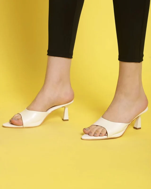 Effortless elegance in every stride. 👠✨ These Axium white casual slim heel pointed toe shoes redefine comfort and style, making them a must-have for your chic and relaxed look. Step into a world of understated sophistication. 🤍
.
.
.
🌐www.axiumshoes.com
.
.
.
#AxiumHeels #CasualChic #PointedToePerfection #EffortlessEleganc #axiumshoes
#whiteheels #heels
