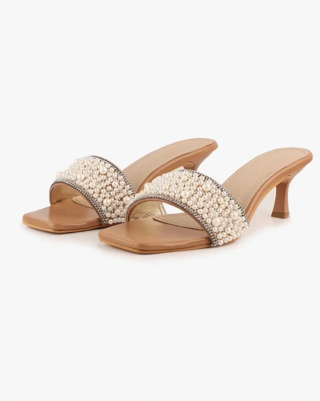 Stepping into elegance with our best seller! 👠✨ Axium nude beige pearl embellished slim heels are a timeless choice for those who appreciate both style and sophistication. Elevate your look effortlessly.
.
.
Available on 🌐
www.axiumshoes.com
Myntra
Ajio
.
.
#AxiumHeels #axiumshoes #heels #BestSeller #PearlElegance
