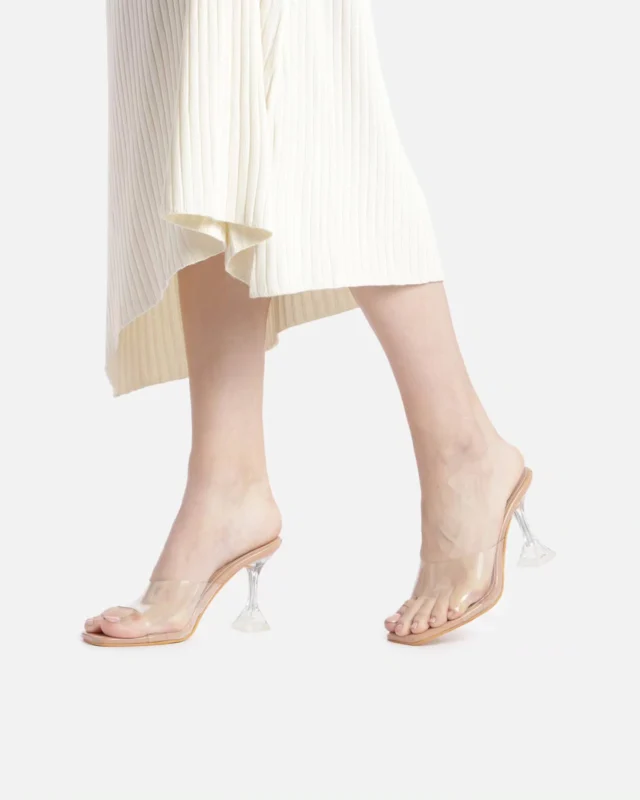 Stepping out in style with Axium's best seller: the transparent nude beige Prisém high heel with soft strap. Elegance and comfort, perfectly combined. ✨👠
.
.
🌐www.axiumshoes.com
.
.
#AxiumBestSeller #NudeHeels #DualStrapStyle #EleganceRedefined #FashionForward #axiumshoes#axiumarmy
